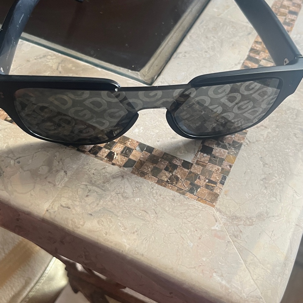 Dolce & Gabbana reflective logo lenses Sunglasses and velvet case - Picture 4 of 6